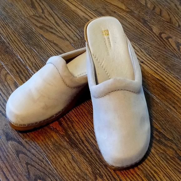 White Mountain Shoes - White Mountain Brand Suede Buff Color Clogs Nurse Shoes, Dental Hygienist 7 1/2